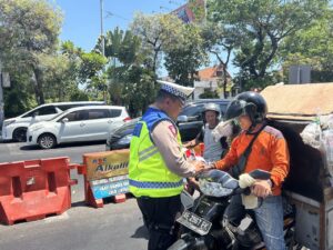 Petugas Membagikan Semangat Kemerdekaan Melalui Pembagian Bendera Merah Putih