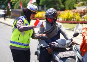 Anggota Satlantas membagikan Semangat Kemerdekaan Melalui Pembagian Bendera Merah Putih