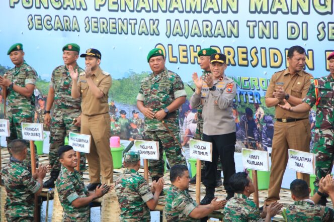 
 Wakapolda Jatim Brigjen Pol Akhmad Yusep Gunawan dan Wakil Gubernur Jatim Emil Elistianto Dardak yang mendampingi Pangdam V Brawijaya Mayjen TNI Farid Makruf