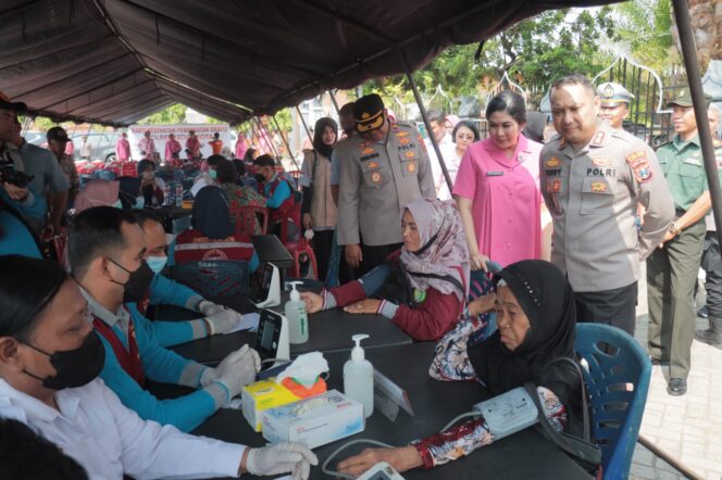 
 Kapolres Kediri Kota, didampingi Ibu Ketua Bhayangkari, Waka Polres Kediri Kota, Forkopimcam Semen, Kades Pohsarang menghadiri bakti kesehatan, dalam rangka menyambut hari Bhayangkara Ke-77.