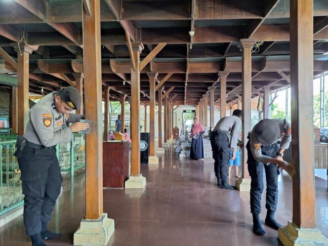 
 Personil Polres Gresik menggelar Bakti Sosial Religi dengan melakukan pembersihan tempat ibadah di Masjid Sunan Giri.