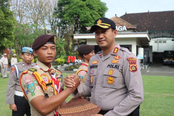 
 Kapolres Tabanan saat memberikan apresiasi atau reward kepada anggota Pramuka Saka Bhayangkara.