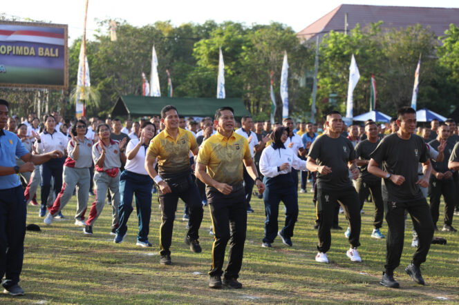 
 HUT Kodam IX/Udayana ke-66 tahun, dan Hari Bhayangkara 77 Polda Bali, Forkopimda Provinsi menggelar olahraga bersama di Lapangan Praja Raksaka, Kepaon, Denpasar.