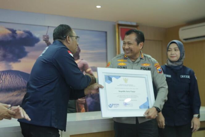 
 Kepala BP2MI Benny Rhamdani saat menyerahkan piagam penghargaan kepada Kapolda Jatim.