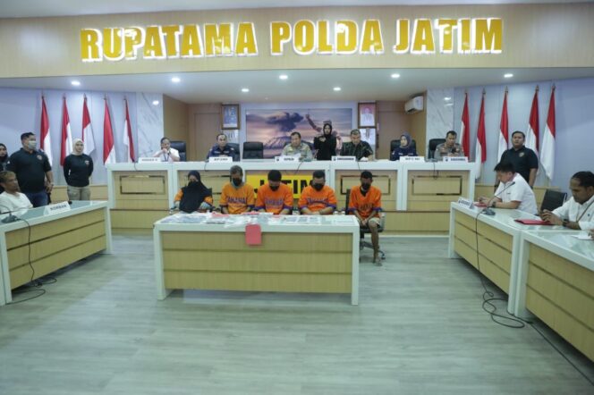 
 Press rilis tersangka dan barang bukti TPPO , di gedung Rupatama Polda Jatim.