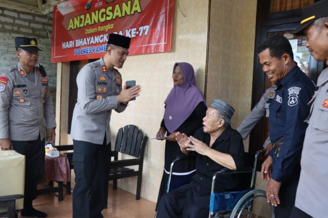 
 Kapolres Pamekasan AKBP Satria Permana didampingi beberapa PJU Polres Pamekasan melaksanakan kegiatan anjangsana.