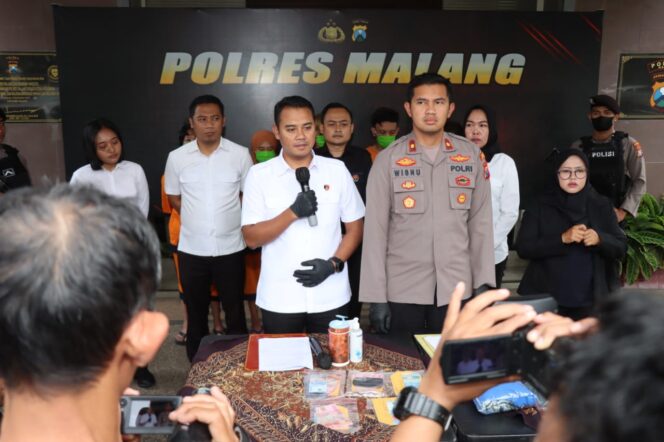 
 Kasatreskrim Polres Malang mendampingi Wakapolres Malang Kompol Wisnu S Kuncoro, saat Pers Conference di halaman Mapolres Malang.