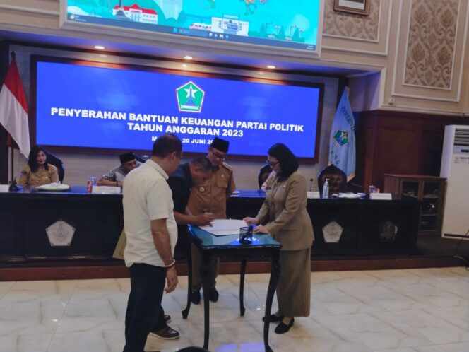 
 Ketua dan Bendahara DPC Partai Demokrat Kota Malang saat menerima Penyerahan bantuan untuk parpol tahun 2023.