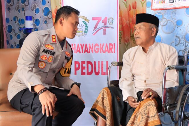 
 Kapolres Madiun AKBP Anton Prasetyo melaksanakan kegiatan anjangsana ke rumah anggota yang mengalami sakit menahun.