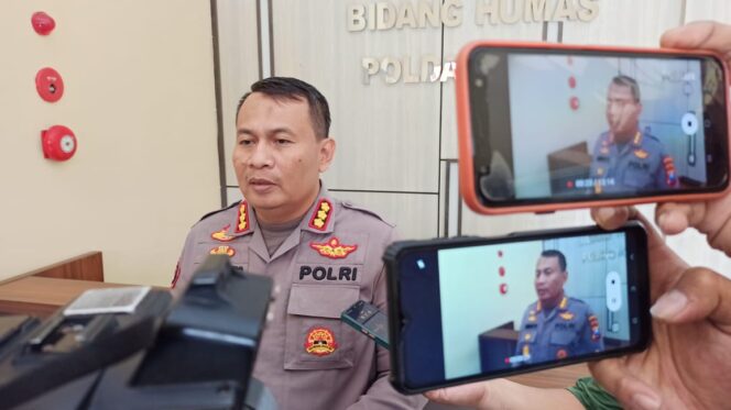 
 Kabid Humas Polda Jatim Kombes Pol Dirmanto, saat memberikan keterangan di Mapolda Jatim.