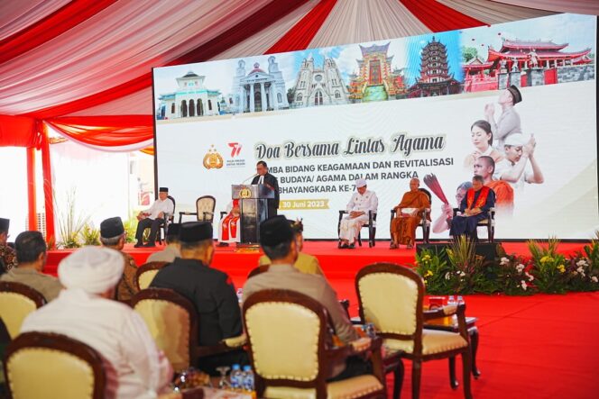 
 Kepolisian Negara Republik Indonesia menggelar doa bersama dalam rangka Hari Bhayangkara ke-77 di Lapangan Bhayangkara Jakarta.