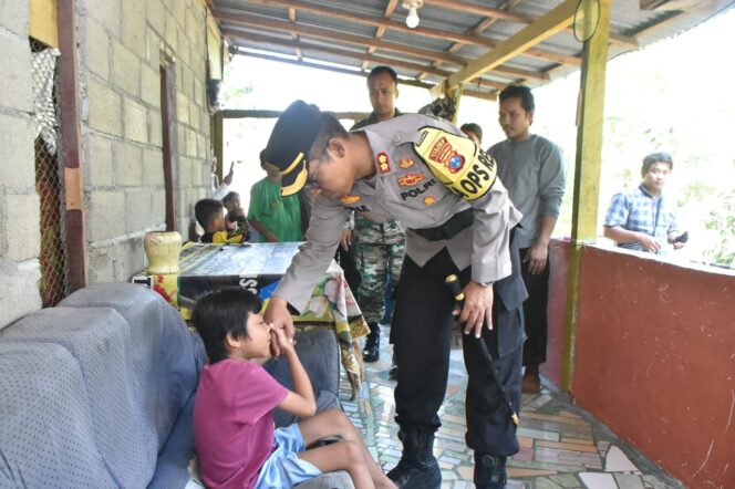 
 Kapolres Situbondo AKBP Dwi Sumrahadi Rakhmanto, S.H., S.I.K., M.H. menyerahkan bantuan langsung kepada Maulana Tawfidil Fandi.