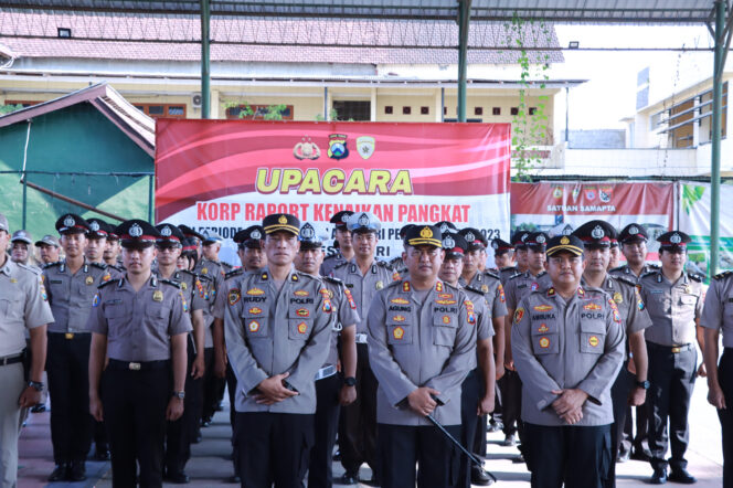 
 Upacara kenaikan pangkat Personil Polres Kediri, digelar di lapangan Indoor Mapolres Kediri, Sabtu (1/7/2023).