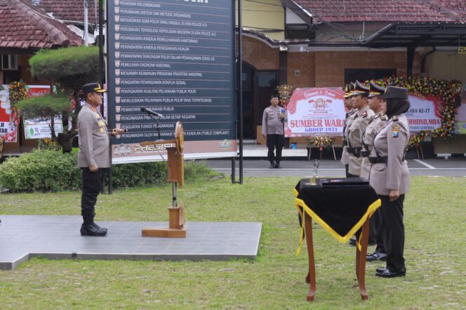 
 Kapolres Blitar Kota AKBP Argowiyono memimpin upacara serah terima jabatan (Sertijab) di halaman Mapolres Blitar Kota.