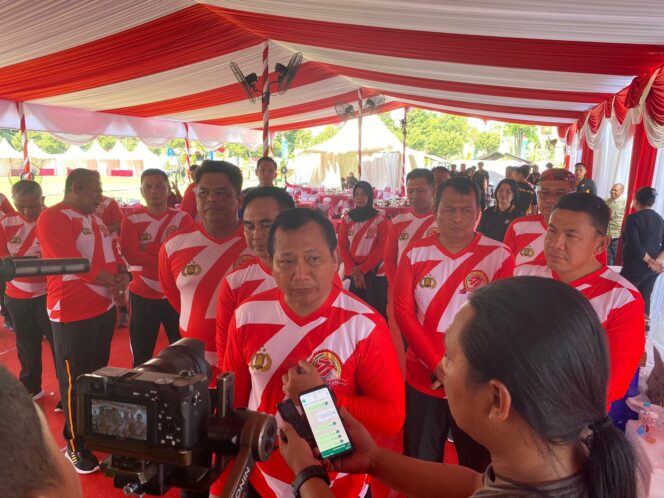 
 Kapolda Jawa Timur Irjen Pol Dr. Toni Harmanto,M.H, saat melepas ribuan peserta Fun Walk Fun Run di lapangan Mapolda Jatim.