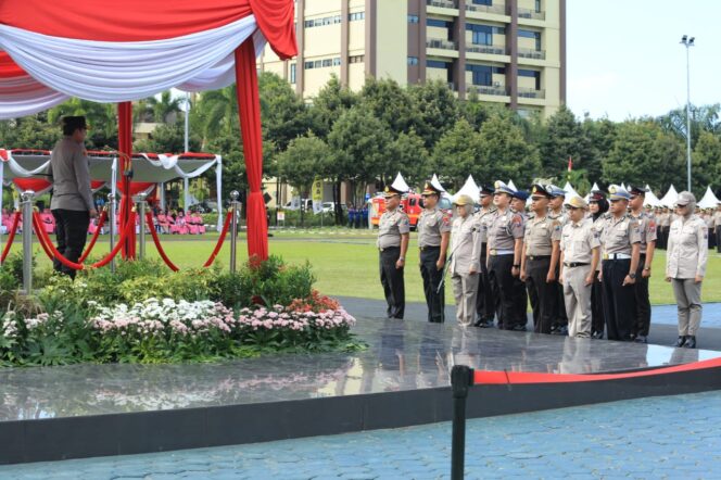 
 Upacara kenaikan pangkat yang dipimpin oleh Kapolda Jatim Irjen Pol Dr. Toni Harmanto,M.H, di lapangan Mapolda Jatim.