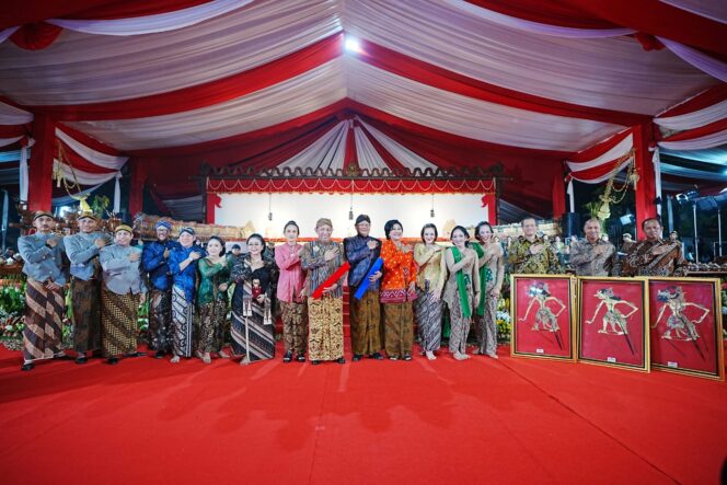 
 Pagelaran Wayang Kulit dengan lakon Wahyu Cakraningrat di Lapangan Bhayangkara, Jakarta Selatan, Jumat, 7 Juli 2023, malam.