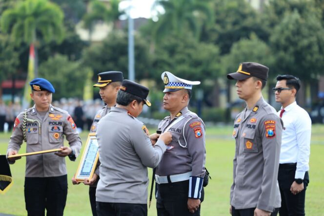 
 Kapolda Jatim Irjen Pol Dr Toni Harmanto,M.H., memberikan penghargaan kepada perwakilan anggota berprestasi.