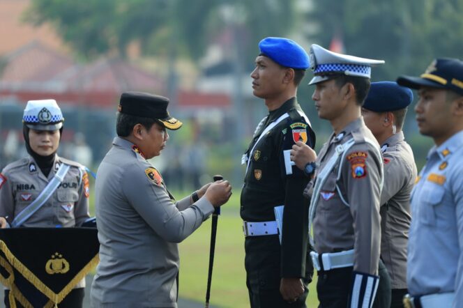 
 Apel gelar pasukan di lapangan Mapolda Jatim menandai di mulainya Operasi Patuh Semeru 2023 resmi dilaksanakan. 