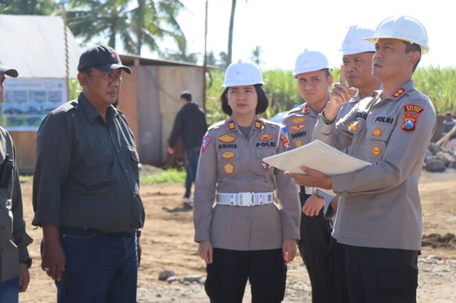 
 Kapolres Malang AKBP Putu Kholis Aryana, didampingi Kasatlantas dan PJU Polres Malang, saat melakukan peninjauan progres pembangunan Satpas Prototype.