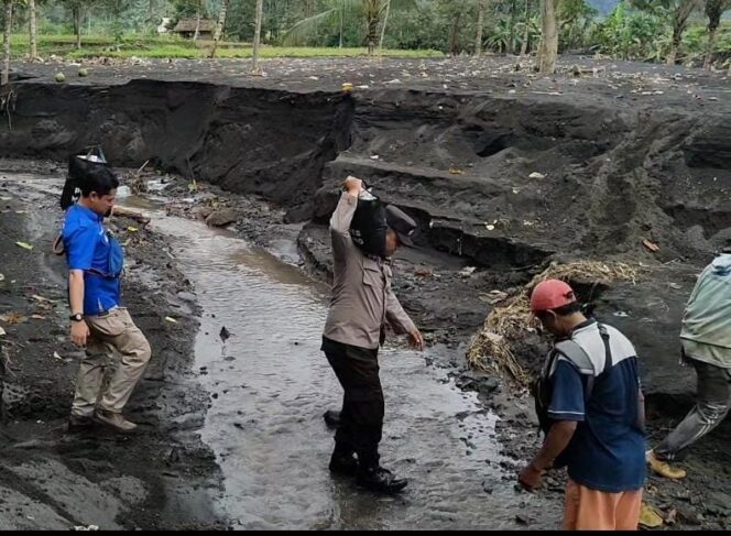 
 Pendistribusian bantuan oleh personil Polres Malang ke permukiman warga yang terisolasi lahar dingin Gunung Semeru di Kabupaten Malang.