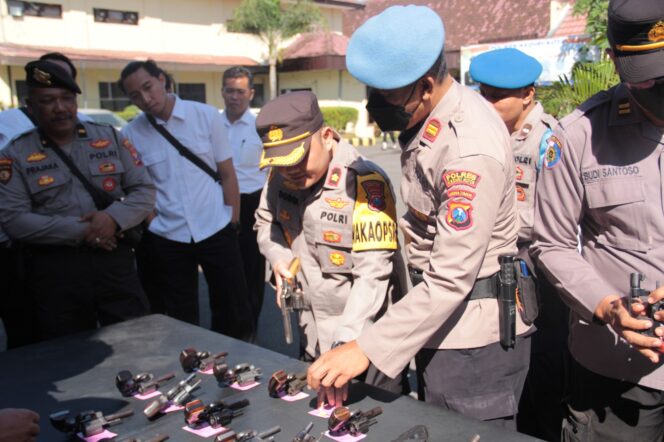 
 Pengawasan pemeriksaan senpi dinas dilakukan oleh Waka Polres Kediri Kota Kompol Dodi Pratama,S.I.K. dan Kasi Propam Iptu Didik Suryono, S.H.