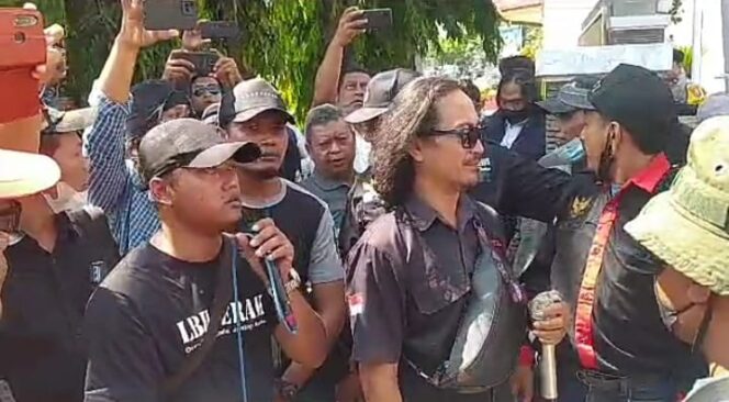 
 Puluhan massa anggota LSM Gerak Indonesia dan LSM Brantas, serta LIRA bergerak turun kejalan menggelar aksi damai di Bank Mega Kediri dan OJK.