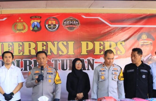 
 Kapolres Tuban AKBP Suryono, S.H., S.I.K., M.H., saat konferensi pers kasus dugaan pria asal Gresik yang mengaku intelejen.