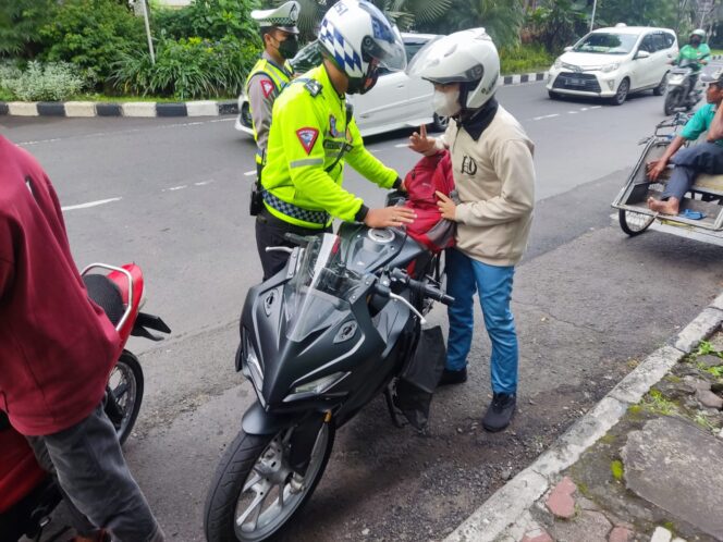 
 Giat Ops Patuh Semeru 2023, Satlantas Polrestabes Surabaya melaksanakan pemeriksaan kelengkapan pengguna kendaraan bermotor.