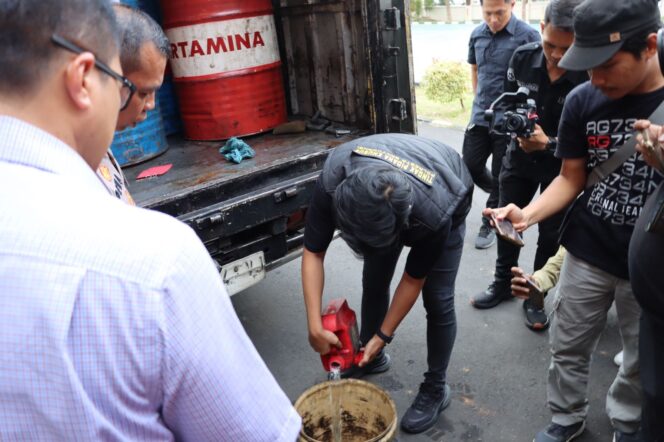 
 Tim Tipidsus Sat Reskrim Polresta Banyuwangi saat melakukan penyergapan truk colt disel yang diduga sebagai alat penyalahgunaan BBM bersubsidi.