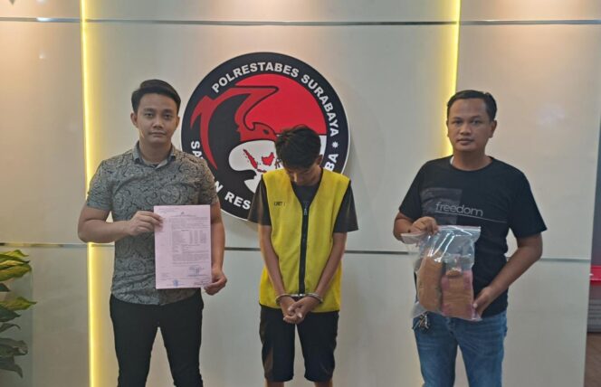 
 ZM(20) terduga pengedar narkoba jenis, ganja dan pil koplo, saat diamankan Satresnarkoba Polrestabes Surabaya.