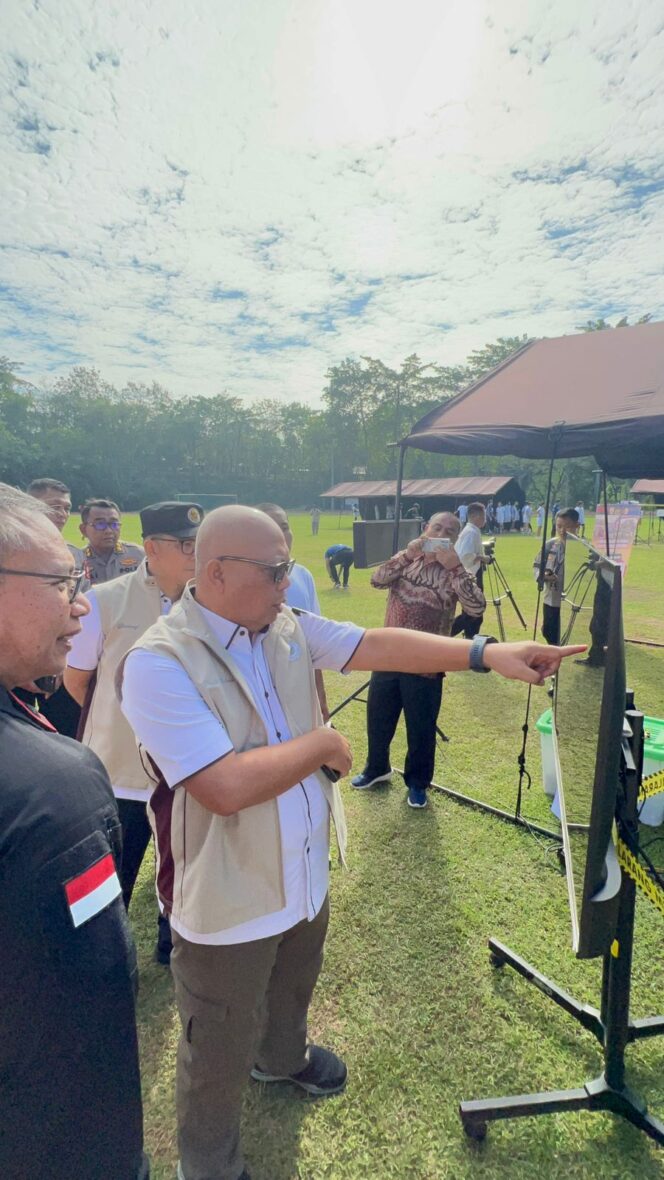 
 Anggota Kompolnas RI Drs. Pudji Hartanto Iskandar M.M. dan didampingi oleh Dr. (C) Yusuf, S.Ag., M.H., saat mengawasi seleksi penerimaan Taruna/Taruni Akpol 2023.