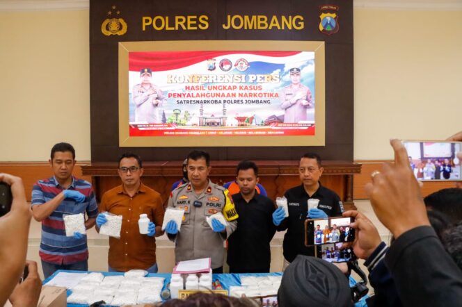 
 MR (29) warga Jombang dan NA (23) asal Jakarta, beserta 1,3 juta pil koplo yang berhasil diamankan Satresnarkoba Polres Jombang.