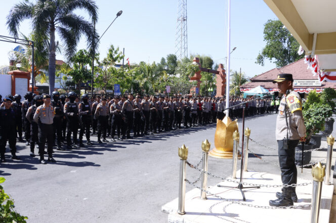 
 Kapolres Madiun Kota AKBP Agus Dwi Suryanto SIK.,MH., Saat memimpin apel pengamanan giat pengesahan warga PSHT.