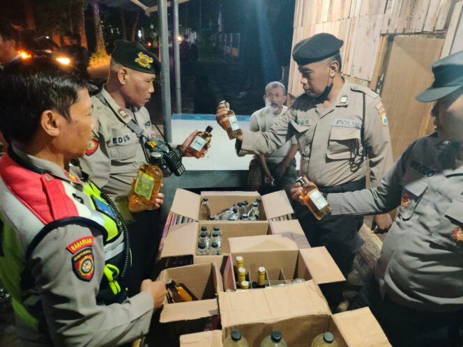 
 Petugas Gabungan  Polsek Mojoroto Polres Kediri Kota melakukan kegiatan operasi penjualan minuman keras (miras) tanpa ijin.