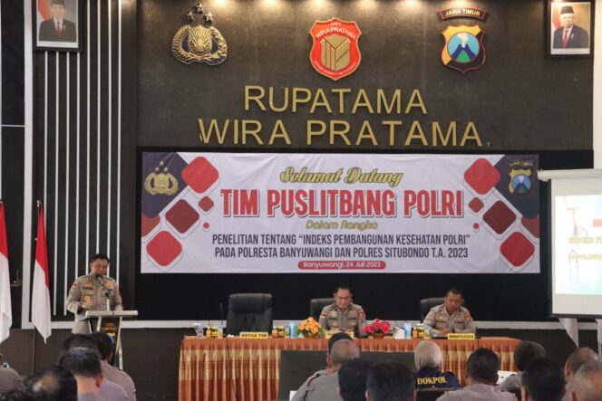 
 Ketua Tim Penelitian Puslitbang Polri Kombes Pol Frans Tjahyono , S.I.K., M.H., saat memberikan arahan kepada para peserta yang mengikuti kegiatan.