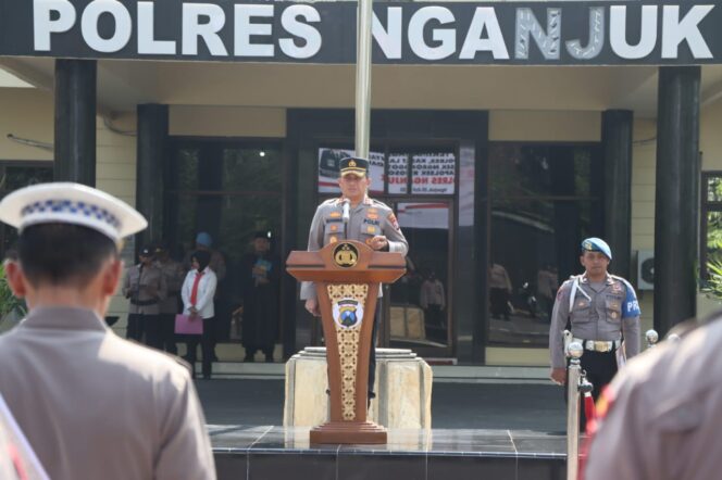 
 Kapolres Nganjuk AKBP Muhammad, S.H., S.I.K., M.Si., memimpin upacara serah terima jabatan di lapangan apel Mapolres Nganjuk.