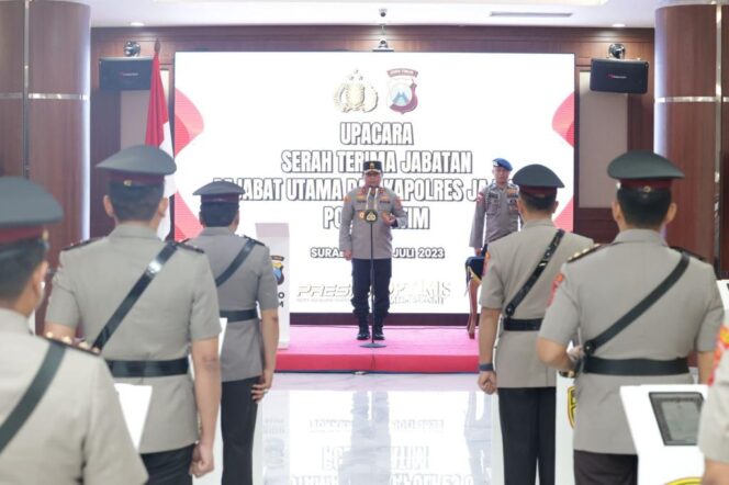 
 Kapolda Jawa Timur Irjen Pol Dr. Toni Harmanto,M.H., pimpin  Sertijab PJU dan Kapolres jajaran Polda Jatim. 