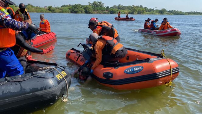 
 Tim SAR gabungan dan relawan saat melakukan evakuasi korban perahu tenggelam di Sungai Bengawan Solo.