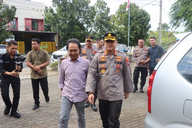 
 Kapolresta Banyuwangi Kombes Pol Deddy Foury Millewa saat berkunjung ke kantor Jawa Pos Radar Banyuwangi.