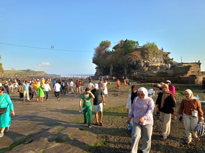 
 16.597 Wisatawan Kunjungi Dtw Tanah Lot