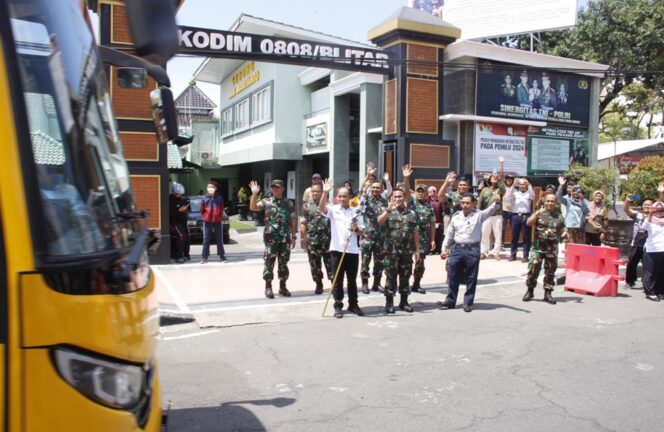 
 Kadispora Dan Kadishub Di Dampingi Dandim 0808 Melepas Kontingen Karate Piala Panglima TNI Dari Blitar