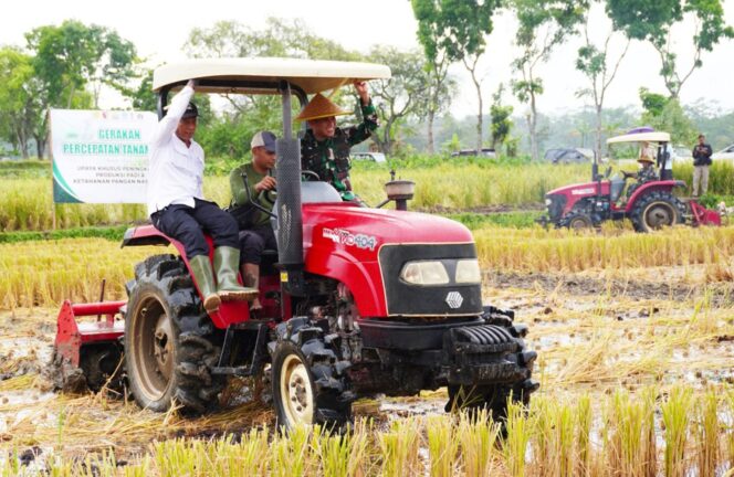 
 Panen Raya Padi, Dandim 0808 Dan Kadistan Kabupaten Blitar Dampingi Dirjen Perlindungan Tanaman Kementan RI Di Desa Soso