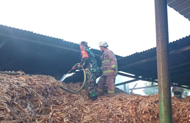 
 Gerak Cepat, Babinsa Desa Kebonagung Bantu Padamkan Kebakaran Gudang Sepah Tebu