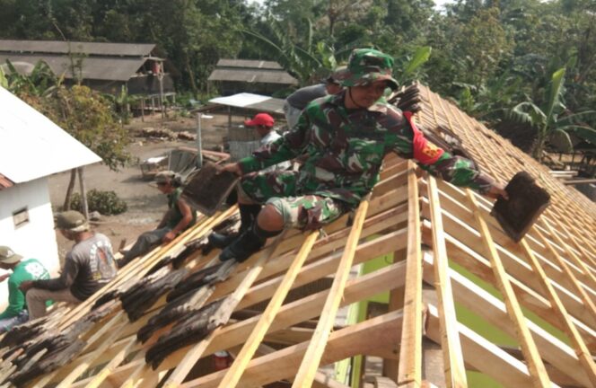 
 Membangun Keharmonisan Dengan Rakyat, Babinsa Desa Ponggok Bantu Warga Bangun Rumah