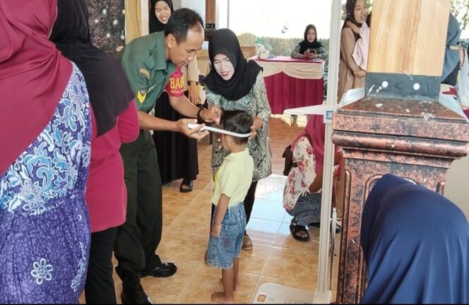 
 Babinsa Desa Salamrejo Dukung Program Pendampingan Stunting di Posyandu Melati