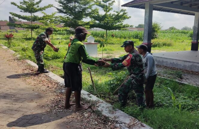 
 Lestarikan Lingkungan, Babinsa Talun Ajak Warga Tanam Pohon Di Kendalrejo