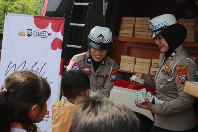 
 Mobil Cinta Polres Nganjuk Bagikan 100 Kotak Makan Siang Sehat untuk Siswa-Siswi SDN 1 Ngrengket Sukomoro