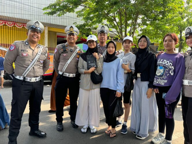 
 Unik, Satlantas Polres Kediri Sosialisasi dan Bagikan Helm Gratis di Area CFD Pare