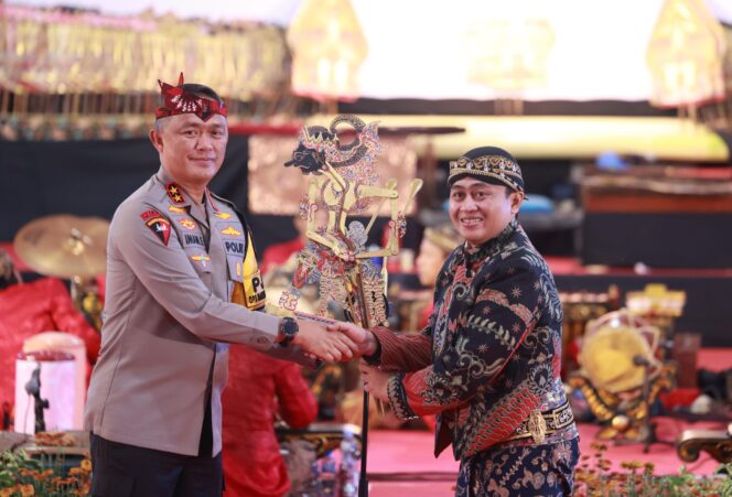 
 Lestarikan Budaya Daerah,Polda Jatim Gelar Pertunjukan Wayang Kulit di HUT Korps Brimob ke-79 dan Polairud ke-74